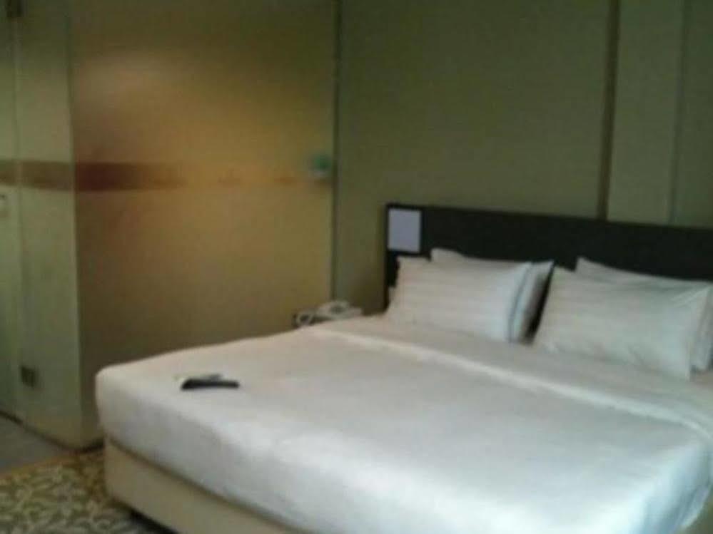 Nouvelle Hotel Johor Kulai Zewnętrze zdjęcie